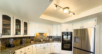 Cool 4-bedroom house with AC in Victorville- Pool Table, On the Lake