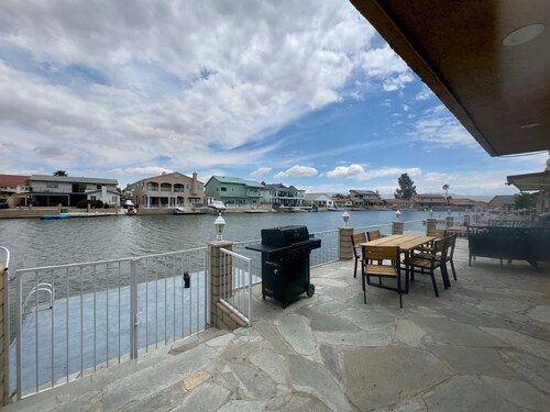 Cool 4-bedroom house with AC in Victorville- Pool Table, On the Lake