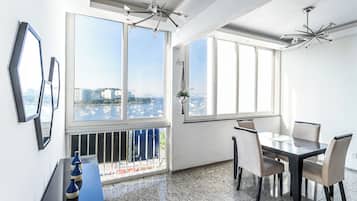 Apartamento conforto, vista para o mar | Área de estar