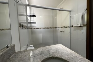 Bathroom - Saint Louis | Studio 3 to 4 min from the center (Campos do Jordão)