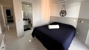 Ein Hotelzimmer mit Bett, Badezimmer mit Spiegel und einer Klimaanlage an der Wand.