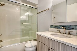 Dusche, Haartrockner, Handtücher, Seife
