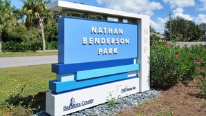 Näkyvillä on kyltti, jossa lukee ”Nathan Benderson Park” ja jossa on myös teksti ”Sarasota County”.