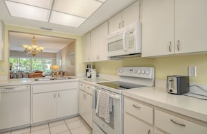 Fridge, microwave, oven, stovetop - NEW! Charming 2/2 Condo Meadows Wedgewood Top Floor (Sarasota)