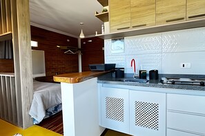 Microwave, cookware/dishes/utensils