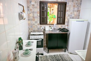 Réfrigérateur, four, batterie de cuisine, vaisselle et ustensiles