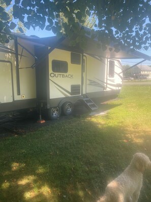 Property grounds - Cozy 2 bedroom Camper in Mill Hall near Fishing Creek, class A wild trout waters (Mill Hall)