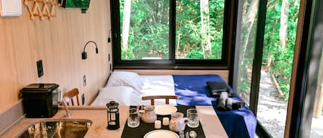 1 bedroom, bed sheets