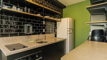 Kühlschrank, Mikrowelle, Ofen, Herdplatte