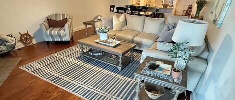 Una televisión, una chimenea