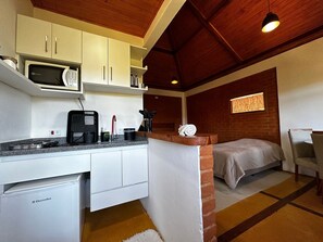 Microwave, cookware/dishes/utensils