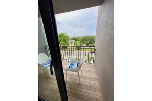 Property grounds - Executive Luxury Studio Apartment unit ALL 3 units (Accra)