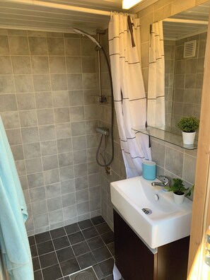 Shower, hair dryer, toilet paper - Unique Island Escape on Lake Roxen with Stunning Panorama Views, boat included (Linghem)