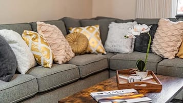 Apartamento superluxo, sacada, vista para a piscina | Área de estar