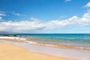 Playa en los alrededores y playa de arena blanca