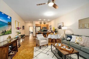 Apartamento superluxo, sacada, vista para a piscina | Área de estar