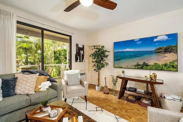 Luxe appartement, balkon, uitzicht op zwembad | Woonruimte | Een 65-inch flatscreentelevisie met digitale zenders