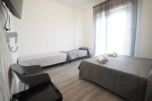 Firemannsrom, balkong, sjøutsikt | Safe på rommet, skrivebord, lydisolert og wi-fi (inkludert)