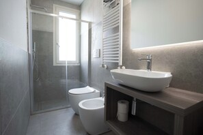 Shower, hair dryer, towels, soap - Hotel Giannini (Rimini)