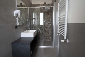 Junior Suite, Balcony, Sea View | Bathroom | Shower, hair dryer, towels, soap - Hotel Giannini (Rimini)