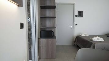 Suite Junior, balcone, vista mare | Una cassaforte in camera, una scrivania, insonorizzazione