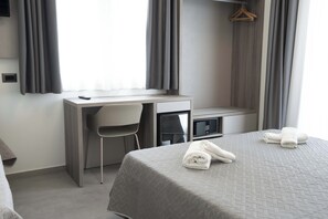 Een kluis op de kamer, een bureau, geluiddichte muren, gratis wifi