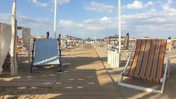 Private beach, beach towels, 2 beach bars