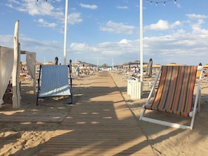 Private beach, beach towels, 2 beach bars