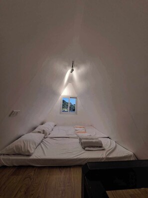 1 slaapkamer, een bureau, een strijkplank/strijkijzer, wifi