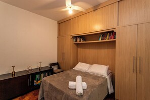 Apartamento clássico | Cortinas blackout, ferros/tábuas de passar roupa, Wi-Fi de cortesia