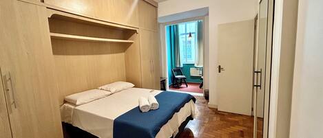 Apartamento clásico | Cortinas opacas, tabla de planchar con plancha, wifi gratis