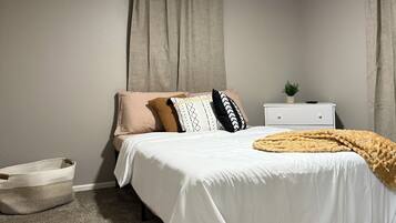4 bedrooms, iron/ironing board, WiFi, bed sheets