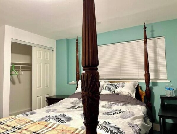 2 bedrooms, iron/ironing board, WiFi, bed sheets - Two Bed Guest Suite (Renton)