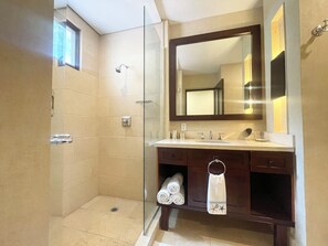 Dusche, Haartrockner, Handtücher, Seife