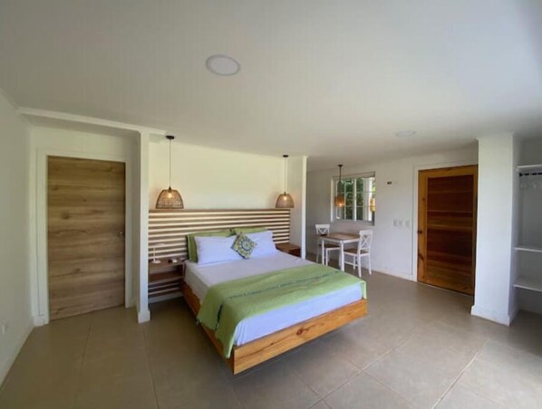 1 bedroom, desk, WiFi