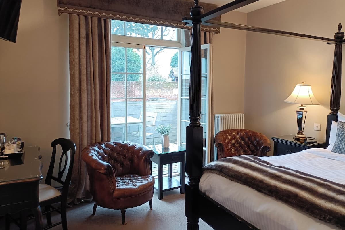 Deluxe Room, 1 King Bed | Free WiFi, bed sheets