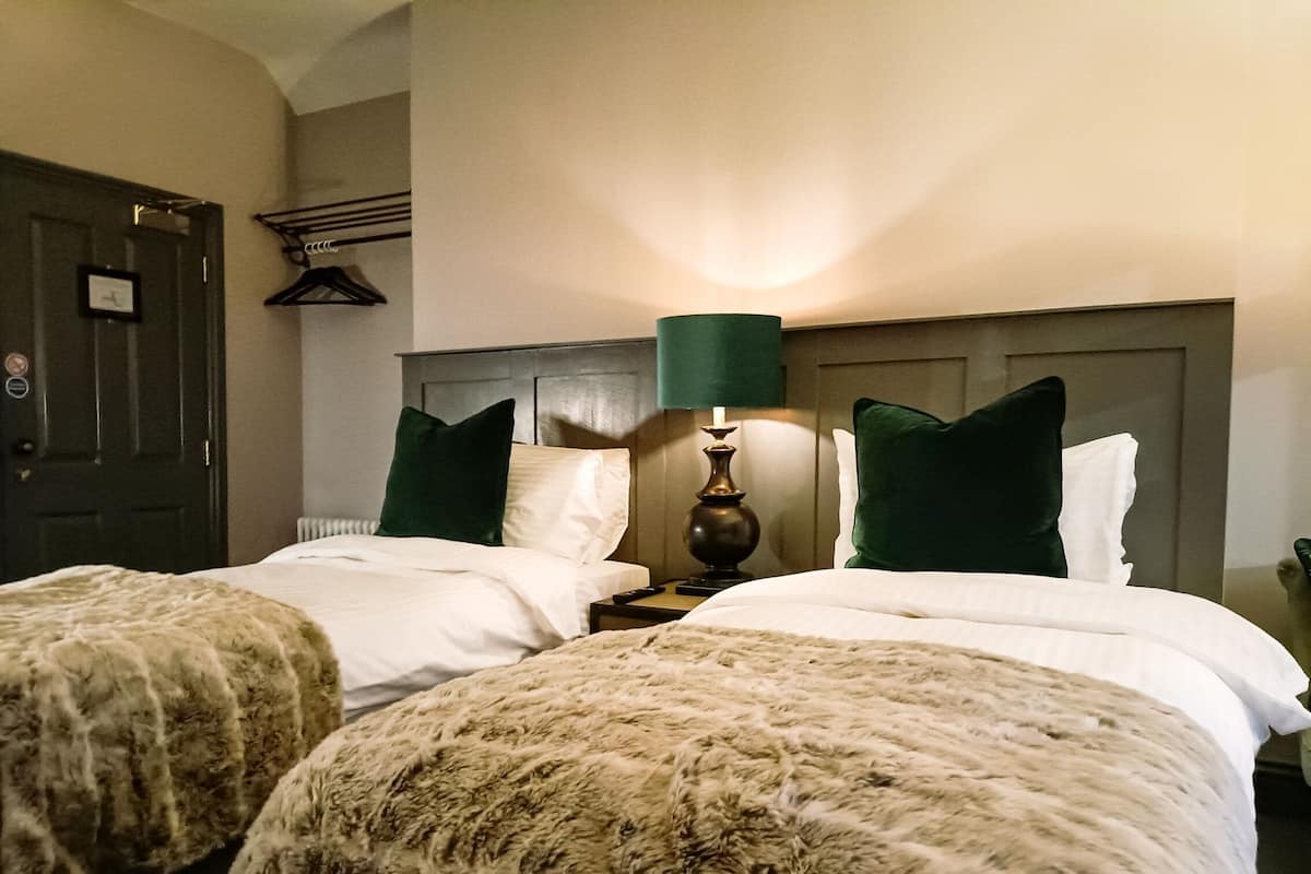 Deluxe Room, 2 Twin Beds | Free WiFi, bed sheets