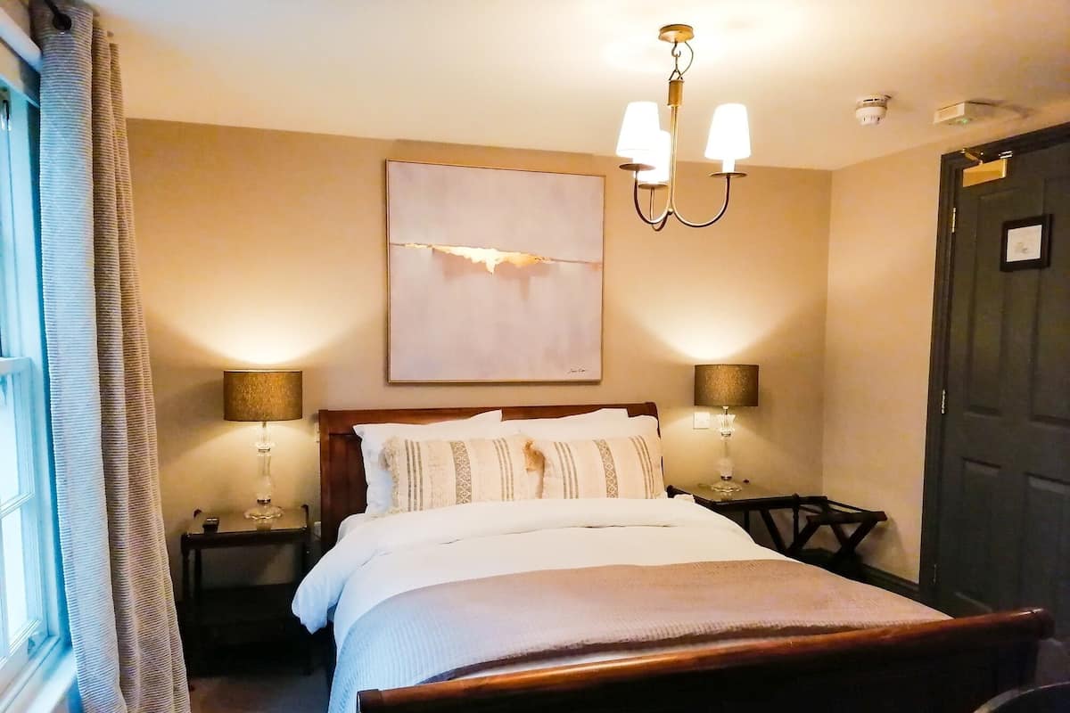 Superior Room, 1 King Bed | Free WiFi, bed sheets