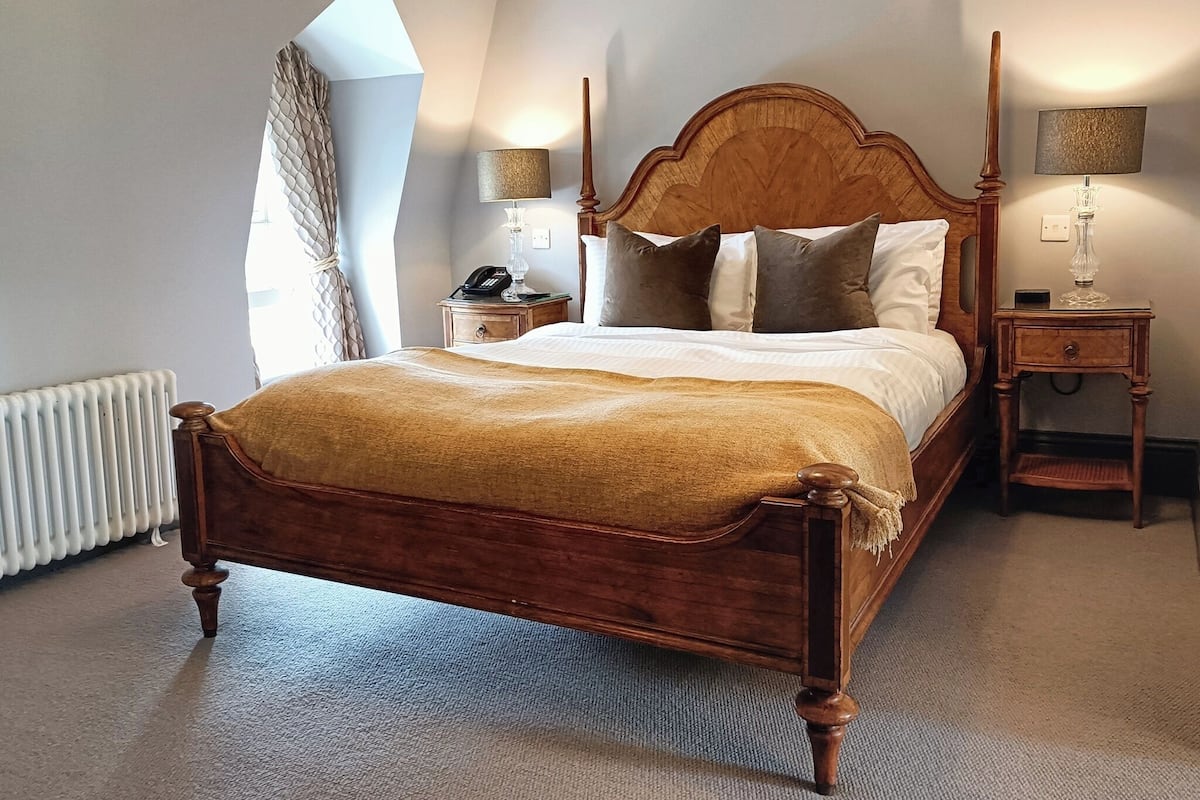Suite, 1 King Bed | Free WiFi, bed sheets
