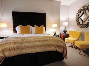 Deluxe Room, 1 King Bed | Free WiFi, bed sheets