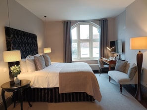 Deluxe Room, 1 King Bed | Free WiFi, bed sheets