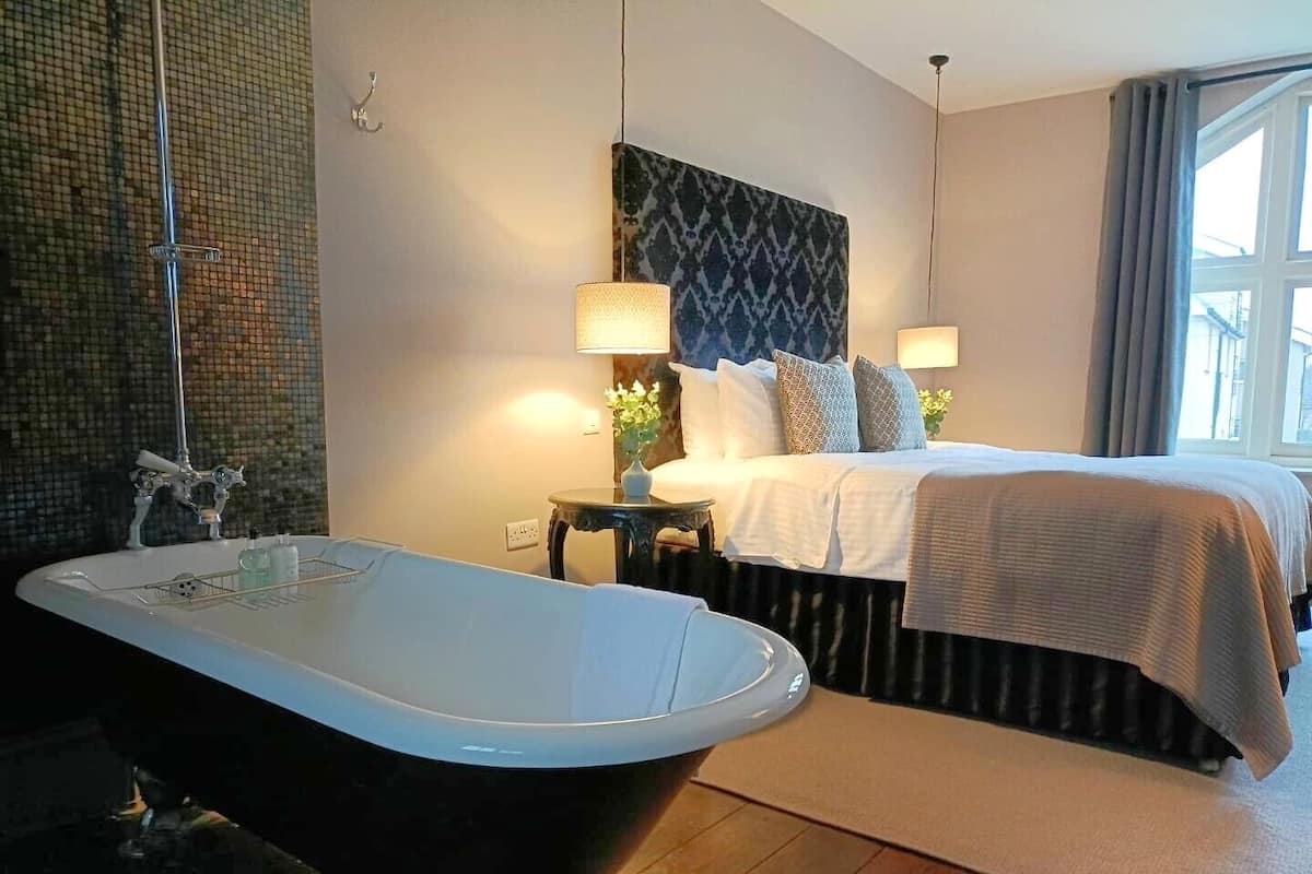 Deluxe Room, 1 King Bed | Bathroom | Hair dryer, towels, soap, shampoo