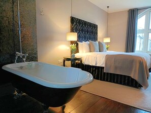 Deluxe Room, 1 King Bed | Bathroom | Hair dryer, towels, soap, shampoo - The Gem Stansted (Stansted)