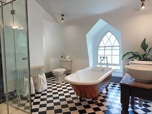 Suite, 1 King Bed | Bathroom | Hair dryer, towels, soap, shampoo