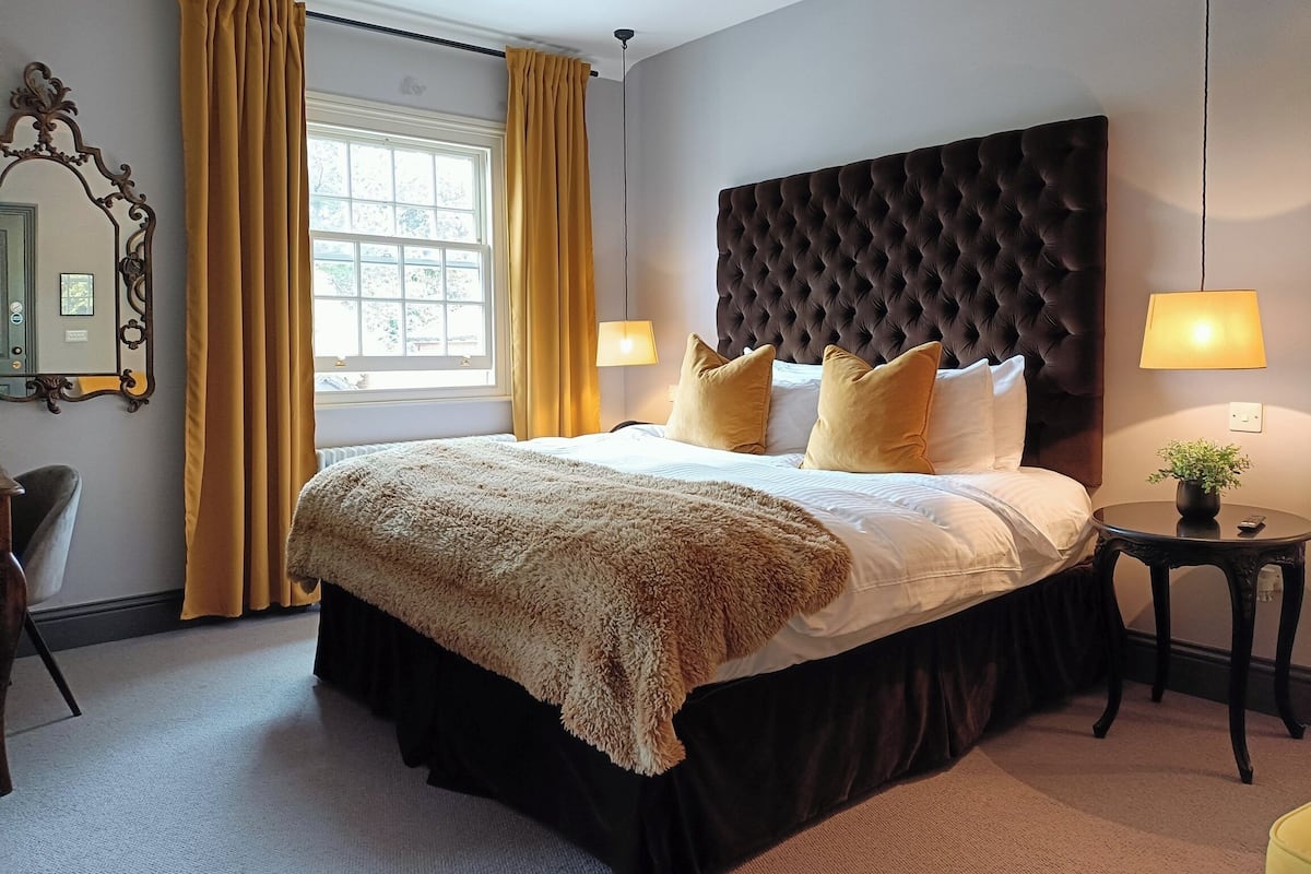 Deluxe Room, 1 King Bed | Free WiFi, bed sheets