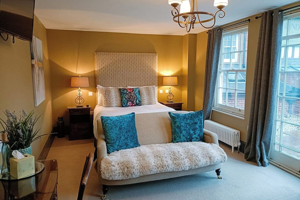 Deluxe Room, 1 King Bed | Free WiFi, bed sheets