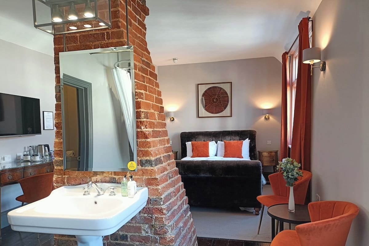 Deluxe Room, 1 King Bed | Free WiFi, bed sheets