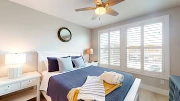 Tabla de planchar con plancha, wifi y ropa de cama