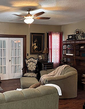 Interior - Unique 4-bedroom house with private patio - walking distance to downtown Yankton (Yankton)