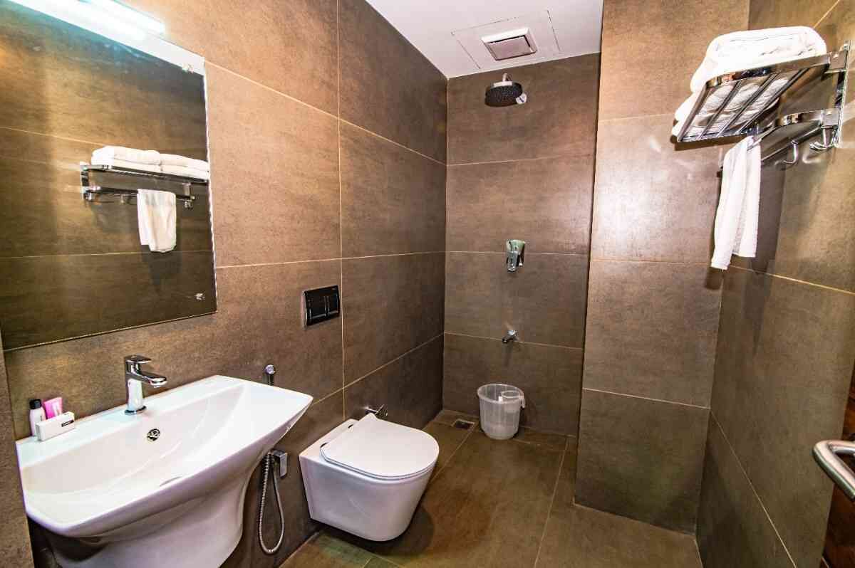 Suite Premium | Kamar mandi | Shower, handuk, sabun, dan sampo